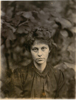 Vorschaubild von Porträtfotografie Maria Slavona (Brustbild) in der Natur