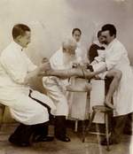 Vorschaubild von Fotografie "Friedrich von Esmarch bei einer Operation"