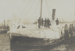 Vorschaubild von Fotografie des vereisten Dampfers "Dahlström" im Kieler Hafen
